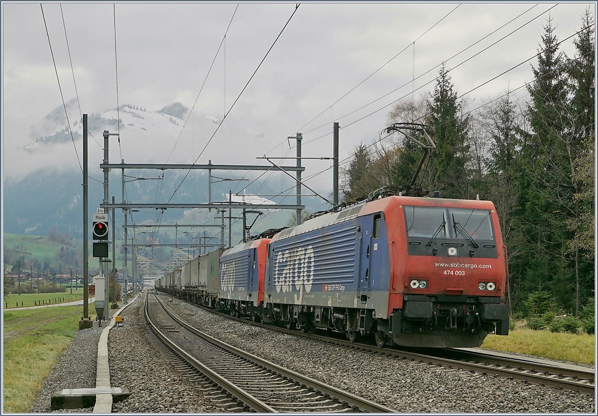 Zwei SBB Re 474 befördern bei Mülenen auf der Lötschbergstrecke einen Tranisitgüterzug in Richtung Norden. 

9. Nov. 2017