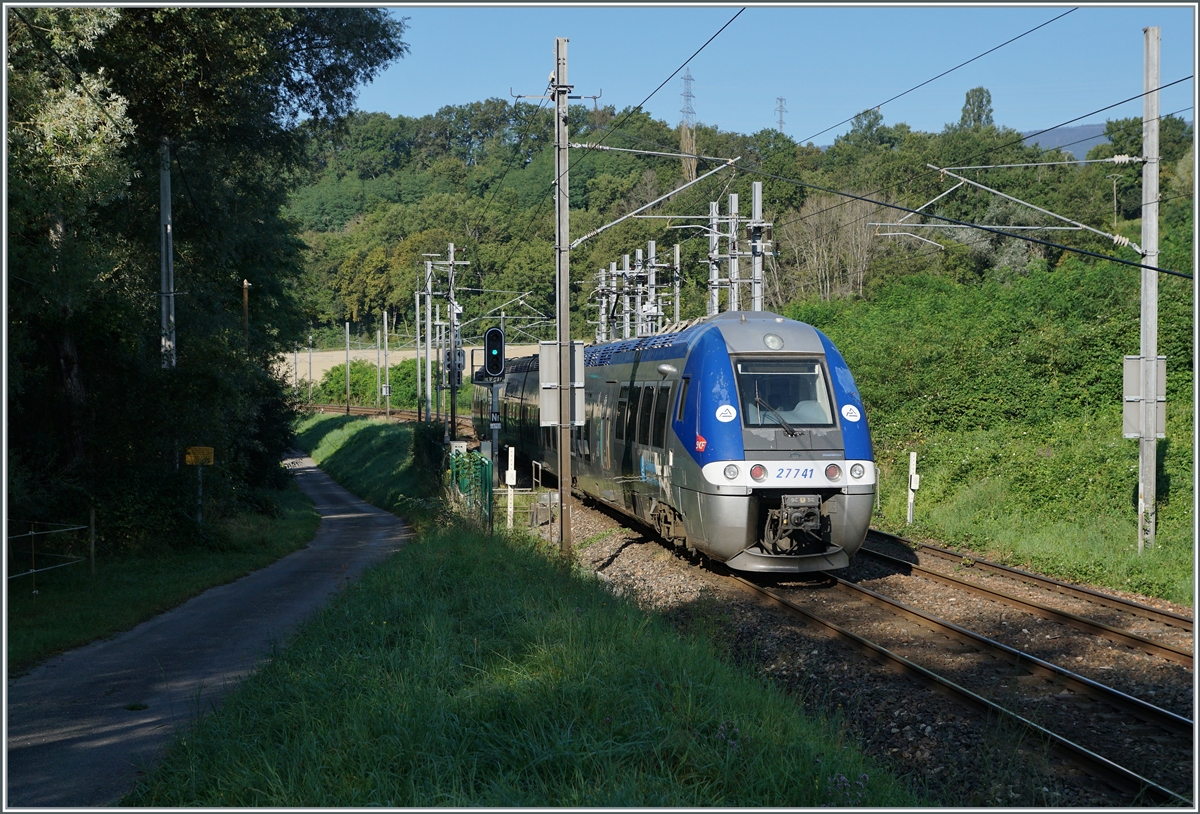 Zweimal das gleiche Bild? Nicht ganz: Das erste Bild zeigt ein  Freie Fahrt  Signal und das zwei Halt Block besetzt. Das Bild entstand kurz nach der Grenze und es ist für den als TER nach Grenoble fahrenden Triebzug 27741 das erste SNCF Signal seit der Abfahrt von Genève.
Von der Gegenseite her ist das SBB Vor- und Hautsignal zu erkennen.  

06.09.2021

 