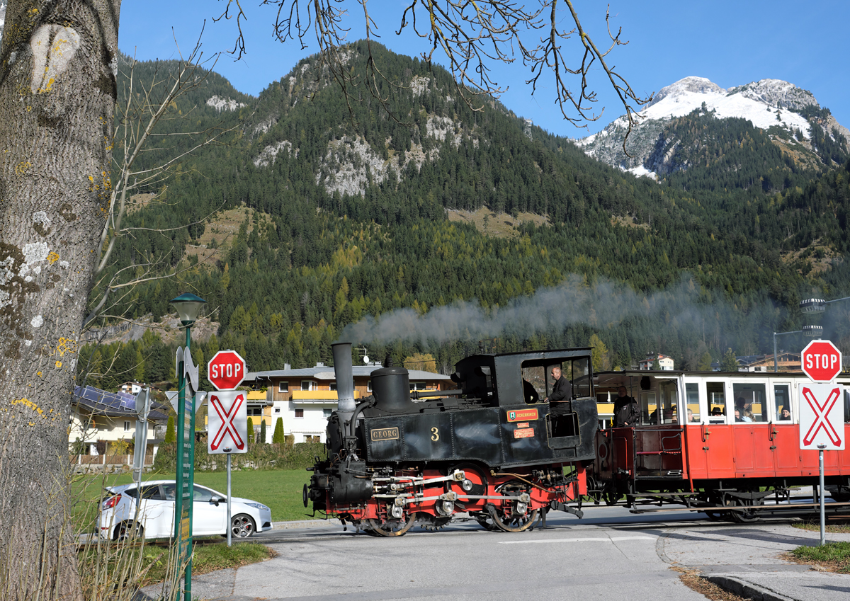 Zwischen beiden Antriebstechniken stehen Generationen! Lok 3 der Achenseebahn nach dem Verlassen der Station Maurach Mitte am 28.10.17.