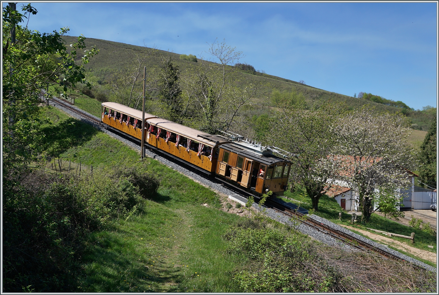Beim Dépôt der Chemin de Fer de La Rhune wenige hundert Meter oberhalb der Talstation ist eine He 2/2 mit ihrem Talwärts fahrenden Zug unterwegs. 

12. April 2024