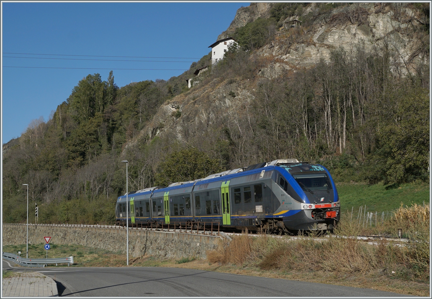 Beim kleine Ort Parleaz im Aosta Tal ist der FS Traniatlia Minuetto MD Aln 501 011 auf dem Weg von Ivrea nach Aosta. 

11. Okt. 2023