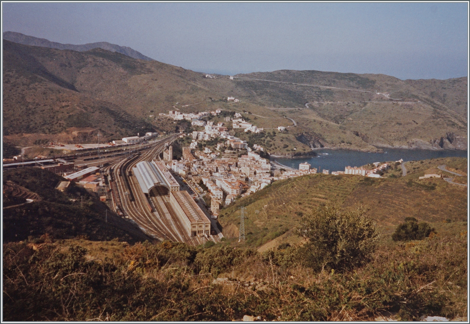 Blick auf den Grenzbahnhof Port-Bou. Hier endet die von Frankreich kommende Normalspur und beginnt die spanischen Breitspur. 

Analogbild vom März 1992 