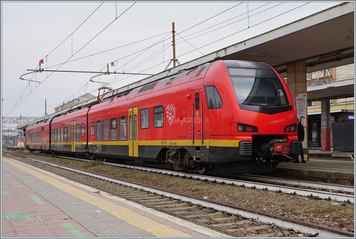 Der bimodulare FS Trenitalia BUM BTR 831 005 ist von Torino kommend in Chivasso angekommen und fährt nach dem Richtungswechsel nach Aosta weiter.

24. Februar 2023