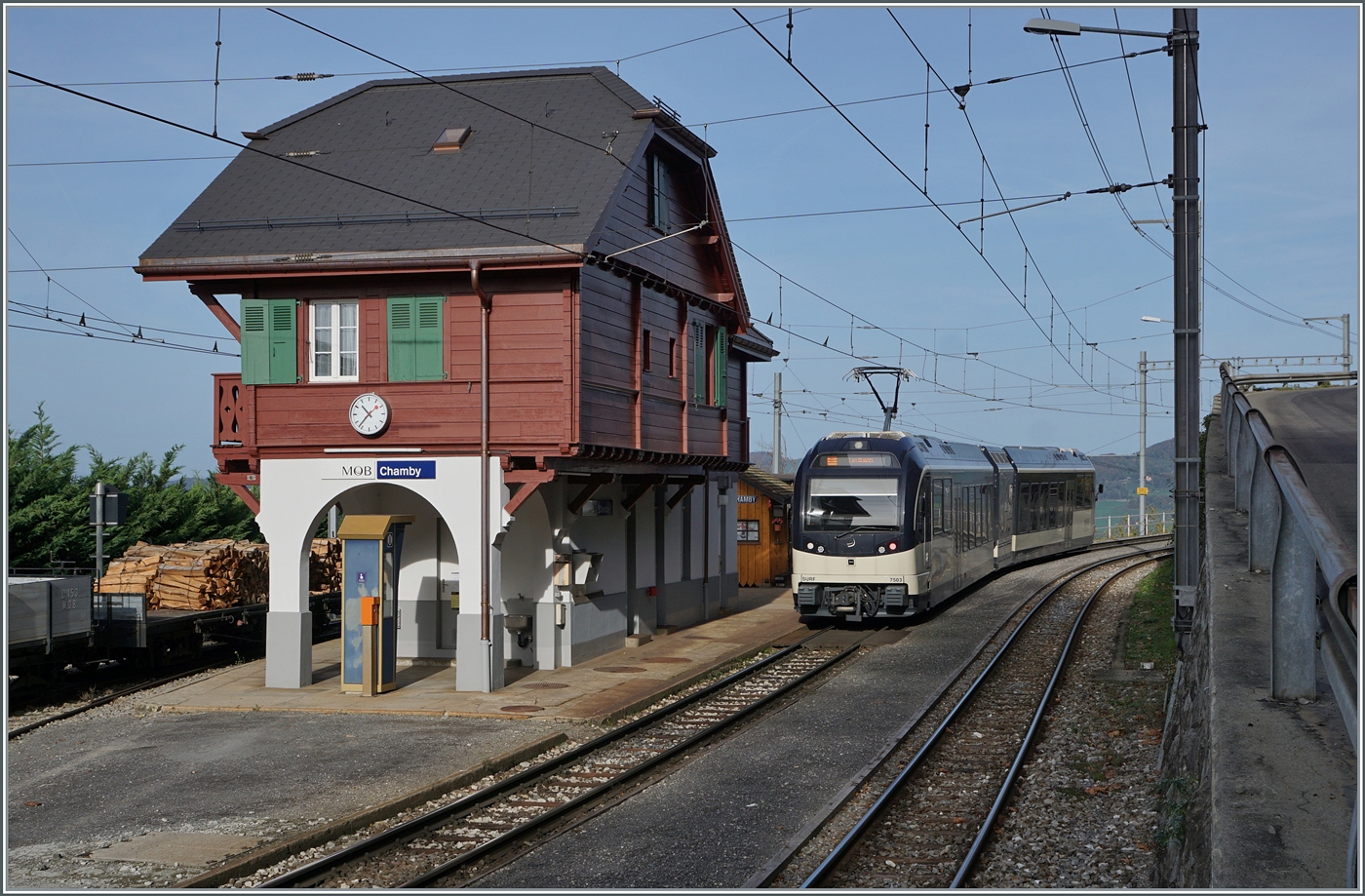 Der CEV MVR ABeh 2/6 7503  Blonay-Chamby  verlässt als Regionalzug Montreux - Les Avants den Bahnhof Chamby, wo des Empfgangsgebäude sehr schön renoviert wurde. 

29. Okt. 2022