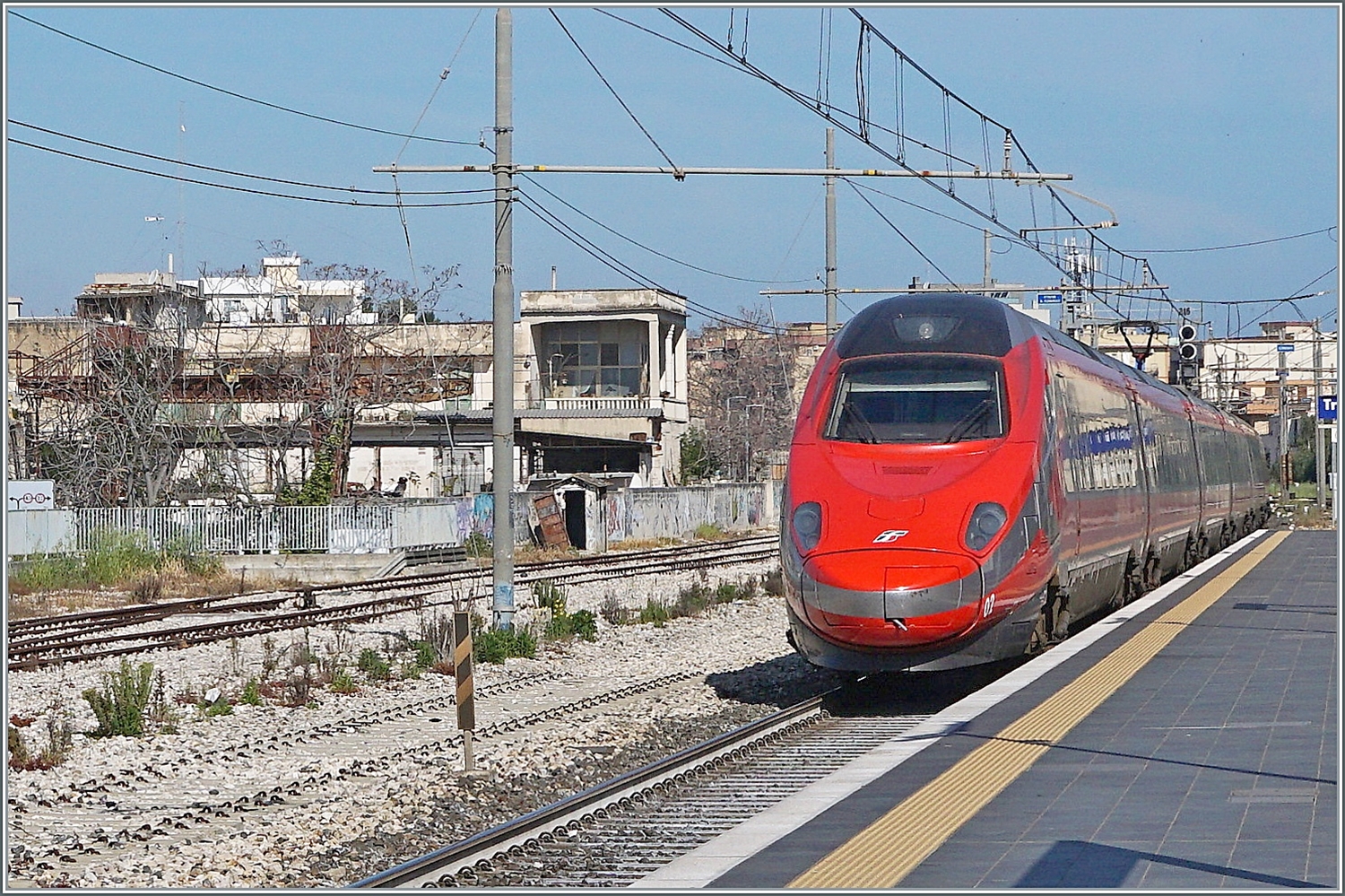Der FS Trenitalia ETR 600 002 in der neuen Frecciarossa Farbgebung (und ein weiterer) sind als FR 8306 von Bari (ab 8:46) nach Roma Termini (an 12:55) unterwegs und fahren ziemlich schnell durch den Bahnhof von Trani. 

22. April 2023