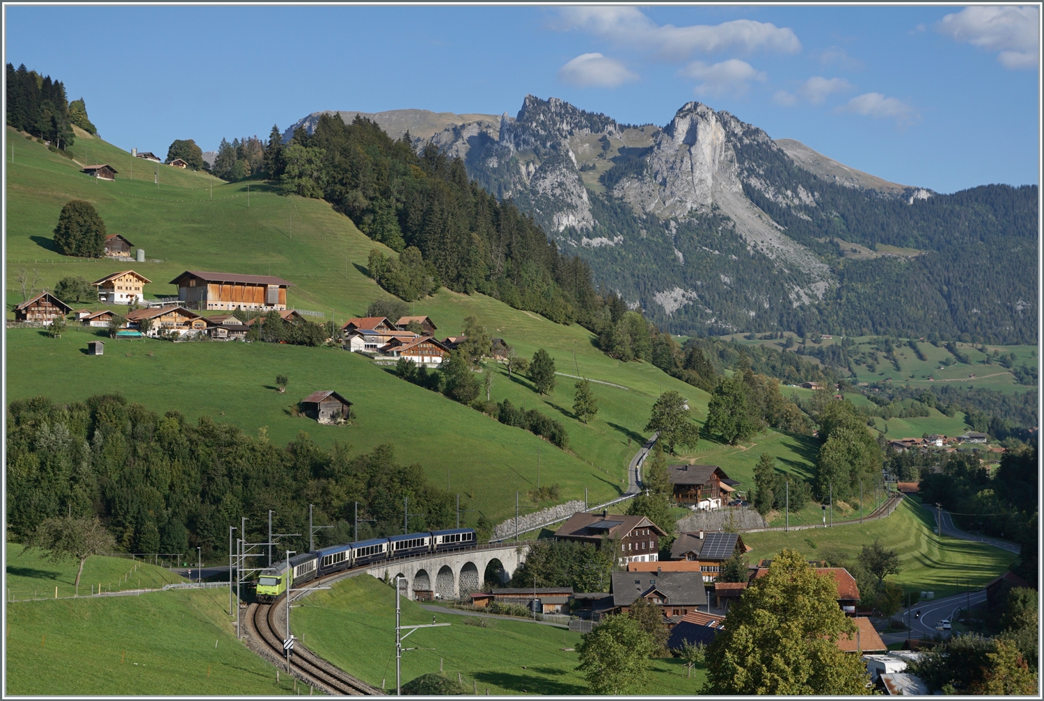 Der GoldenPass Express GPX 4064 von Montreux nach Interlaken Ost mit der BLS Re 465 014 bei Garstatt auf dem Weg nach Interlaken Ost. 

29. Sept. 2023