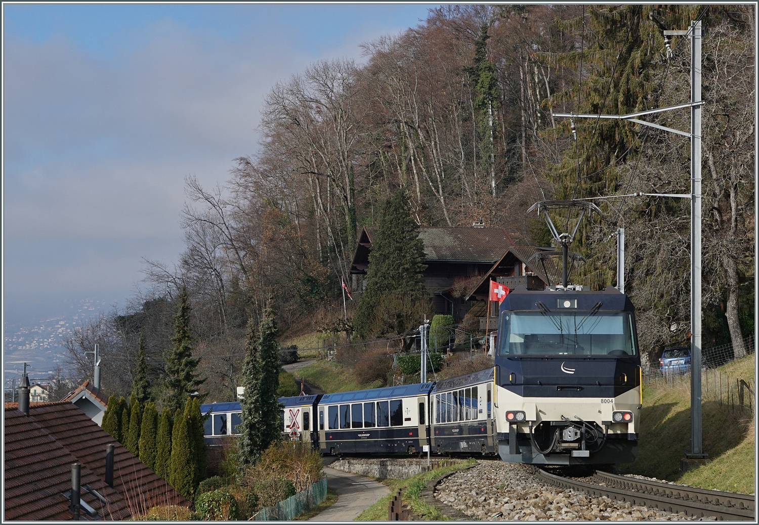 Der Grund meines Ausflugs nach Chernex: der GoldenPass Panoramic Express GPX 4064 von Interlaken Ost nach Montreux. Der GPX 4064 ist hier mit der schiebenden Ge 4/4 8004 schon fast am Ziel der Reise. 

17. Dez. 2023