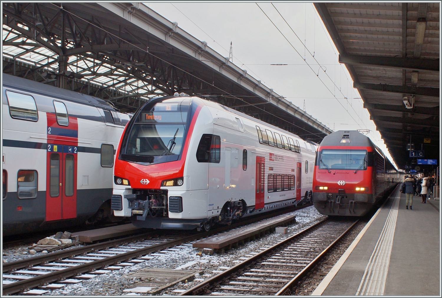 Der SBB Fernverkehrs RABe 512 008 (94 85 0 512 008-9 CH-SBB) und eine einfahrende SBB Re 460 mit ihrem IR15 nach Luzern in Lausannne. 

23. Januar 2023