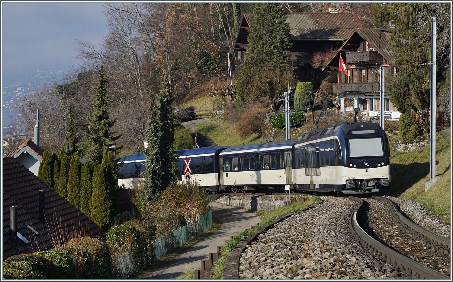 Der schiebend MOB Alpina Be 4/4 9203 ist bei Chernex mit einem Regionalzug von Zweisimmen nach Montreux unterwegs und hat somit sein Ziel schon fast erreicht. 

17. Dezember 2023