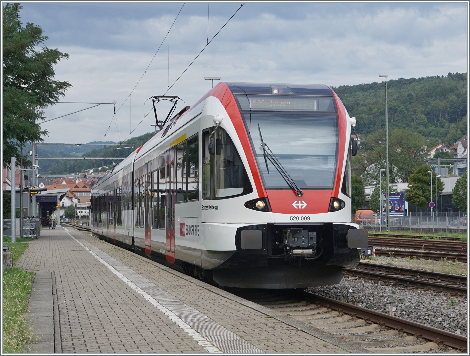 Der  Schmalspur -Triebwagen RABe 520 009 wartet im deutschne Waldhut auf in Richtung Koblenz. 

6. Sept. 2022