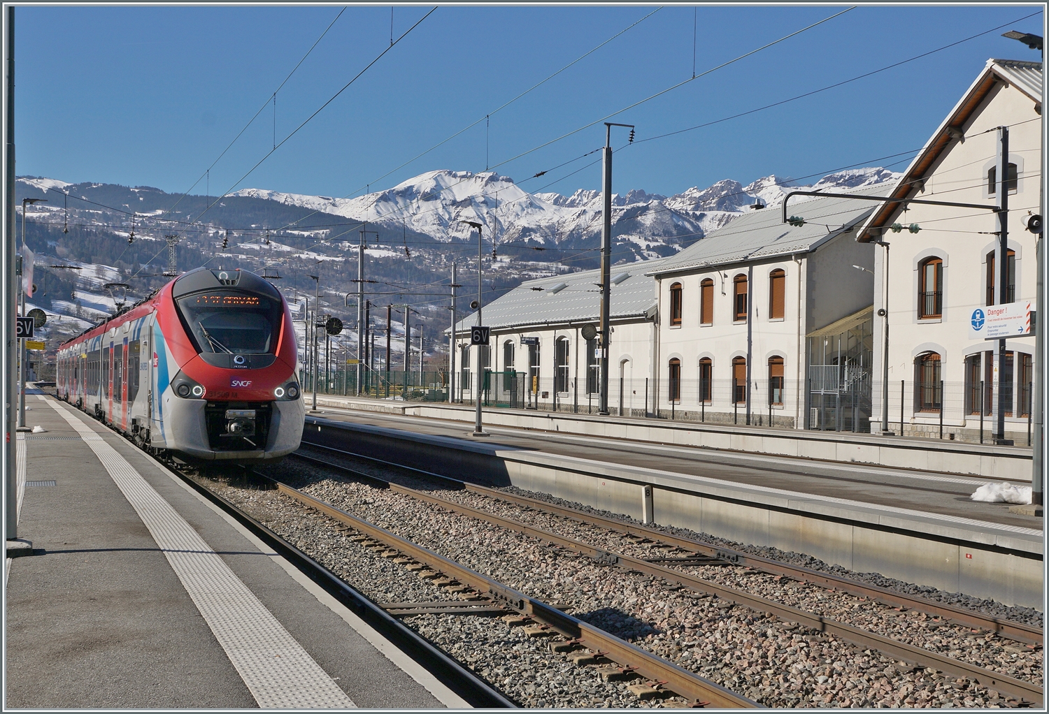 Der SNCF Z 31 509  (Coradia Polyvalent régional tricourant) erreicht als LEX SL3 von Coppet kommend sein Ziel St-Gervais Les Bains Le Fayet.

14. Februar 2023