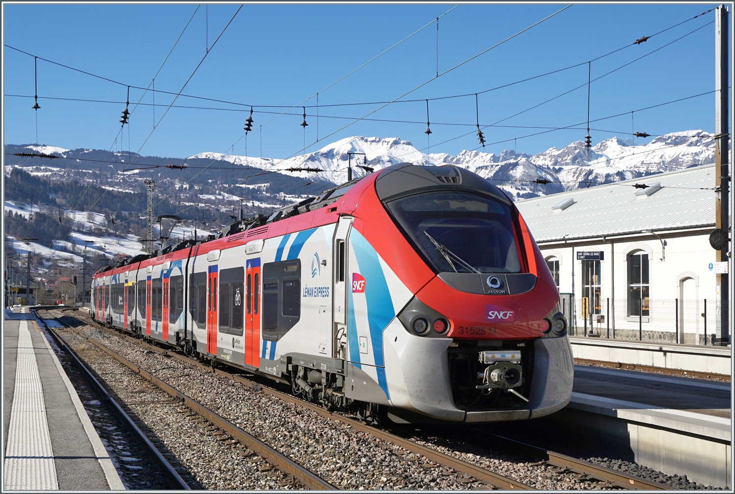 Der SNCF Z 31525 Coradia Polyvalent régional tricourant ist in St-Gervais-Les Bain le Fayet am Ziel seiner Fahrt angekommen. 14. Feb. 2023