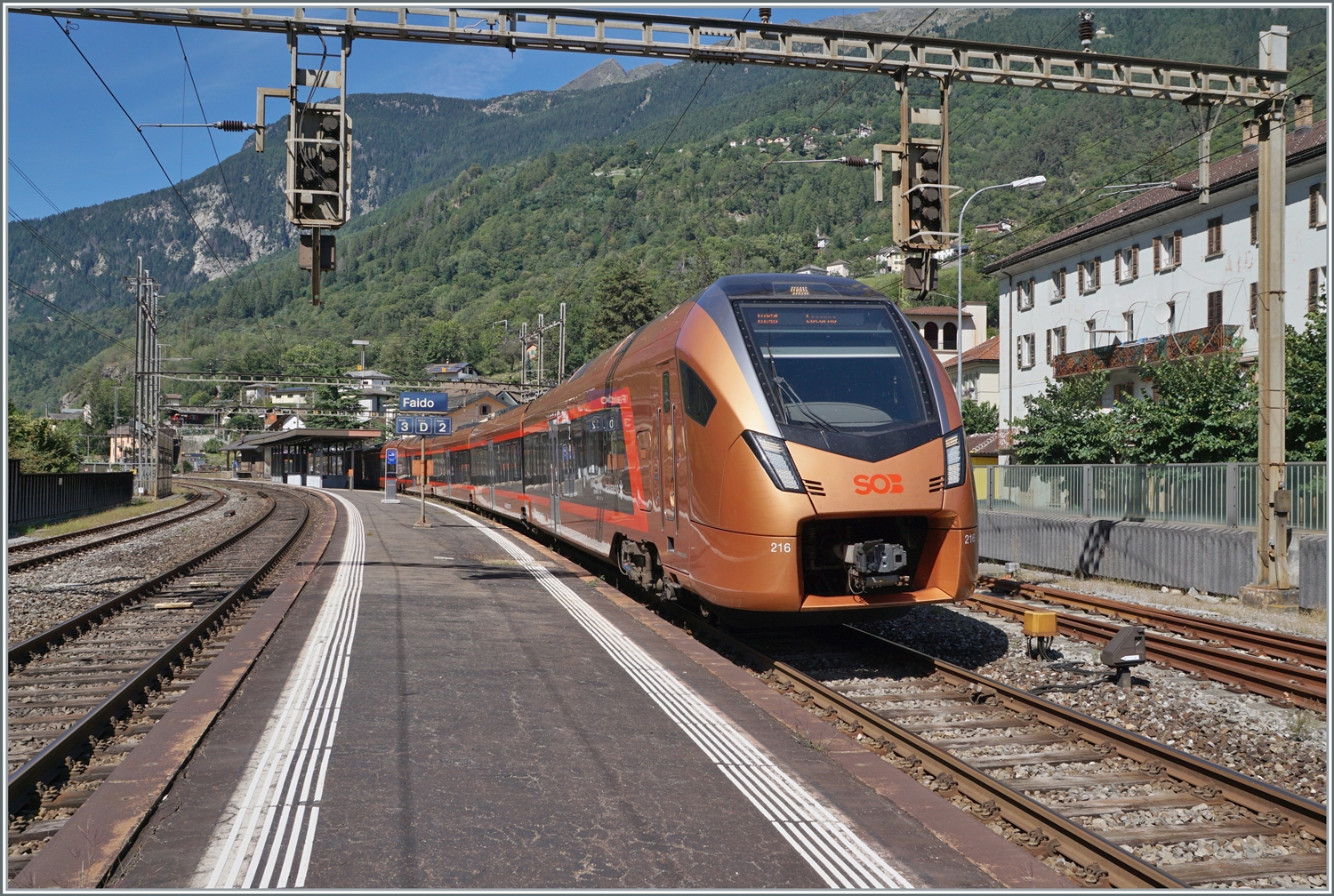 Der SOB RABe 526 216  Traverso  ist  Treno Gotthardo  auf dem Weg nach Locarno und verlässt nach einem kurzen Halt den Bahnhof Faido. 

4. September 2023