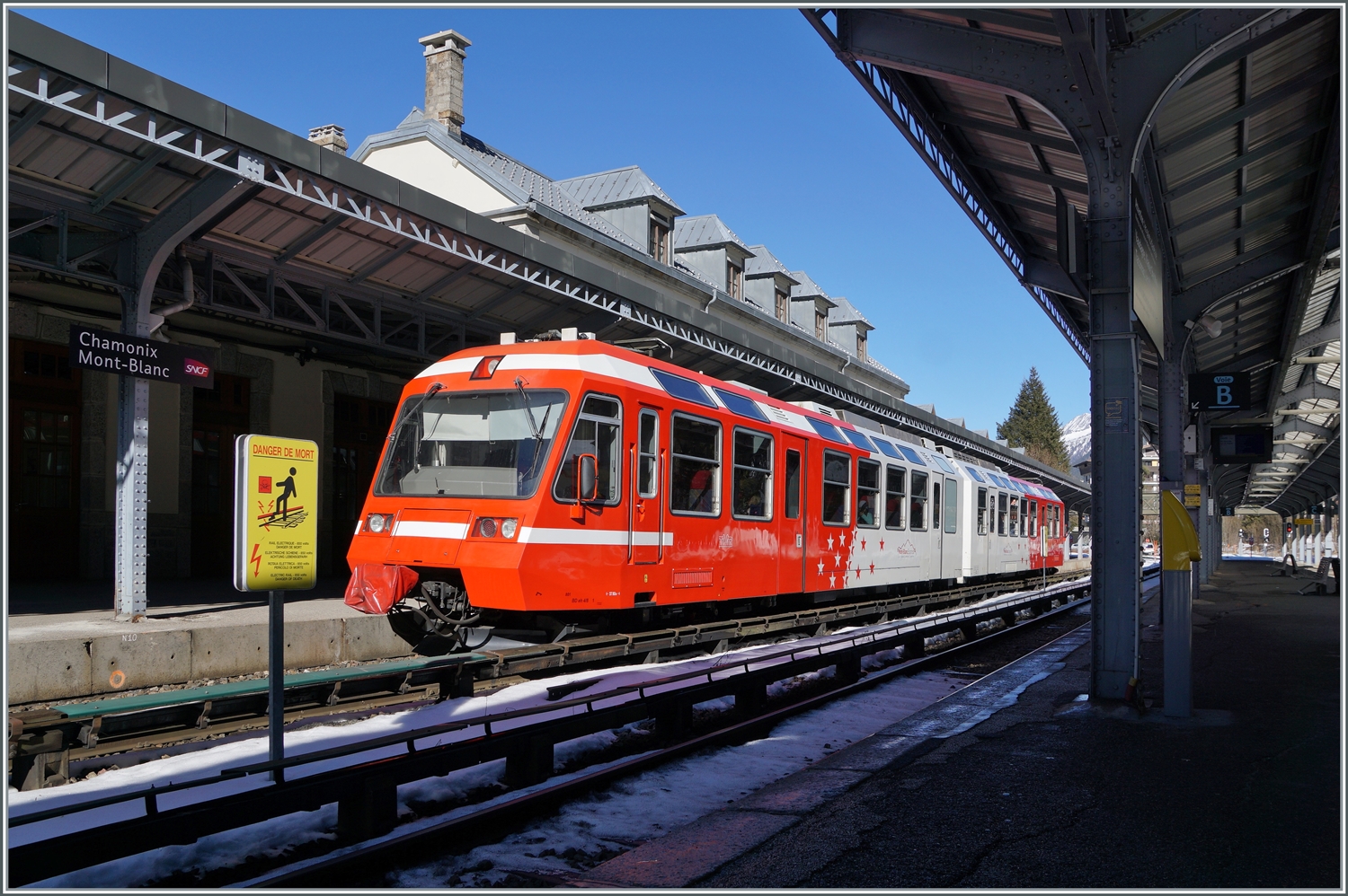 Der Stand der Winter Sonne und somit die Schatten sowie der Bahnsteig machten es überraschend schwierig, den SNCF Z 800 in Chamonix ansprechend zu fotografieren, somit versuchte ich verschiedene Varianten und zeige hier zwei davon. Die erste mit recht viel Zug, die zweite bewusst mit dem  störenden  Bahnsteig, aber auch mit entsprechenden Details. 

14. Feb. 2023