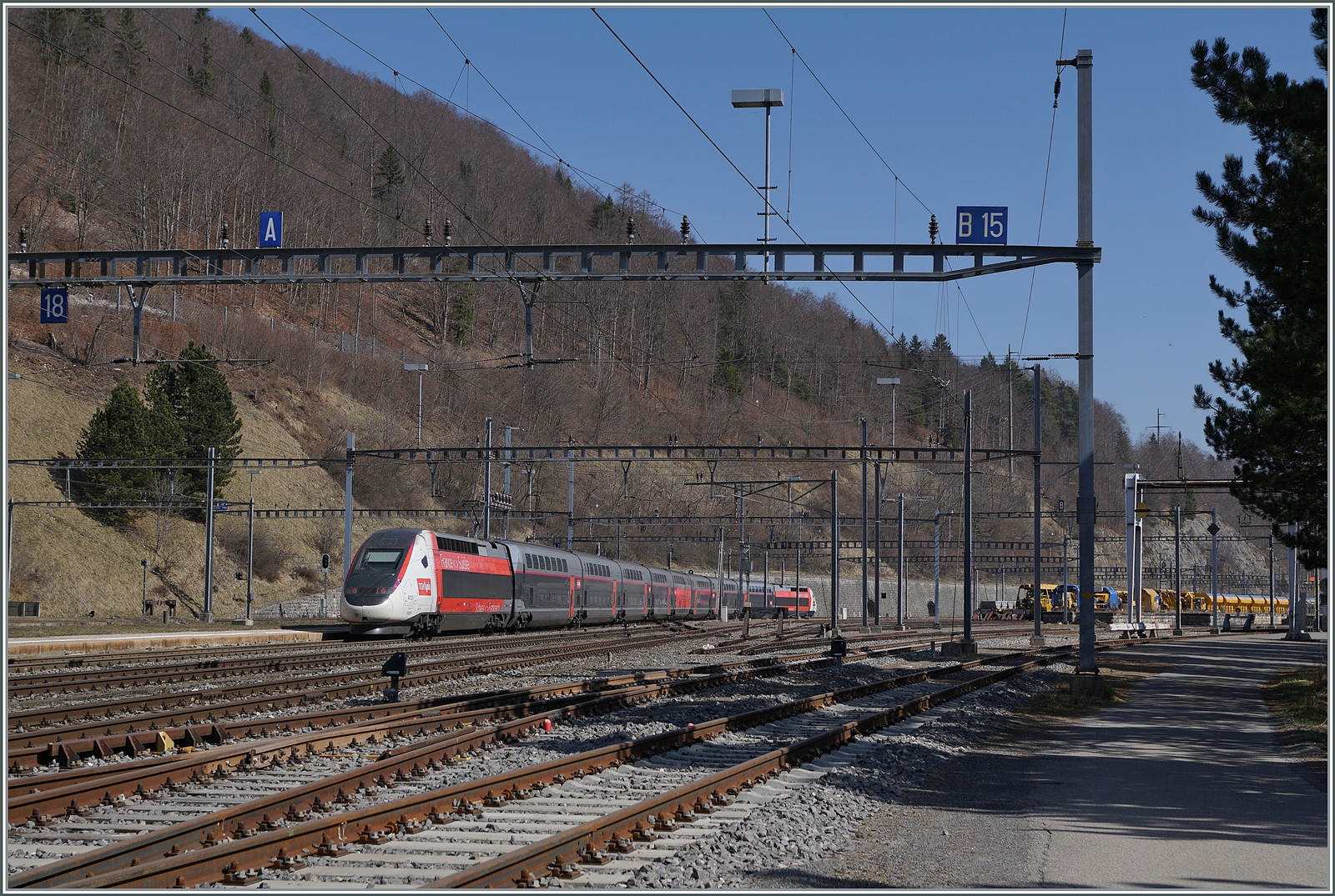 Der TGV Lyria 4722 von Paris nach Lausanne verlässt nach einem kurzen Halt Vallorbe in Richtung Lausanne. 

24. März 2022