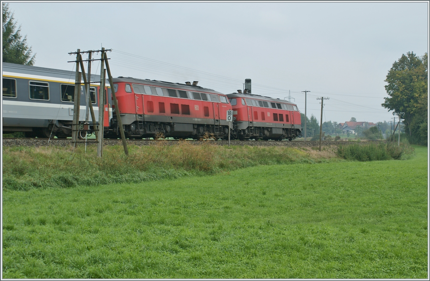 Die beiden DB 218 445-5 und 444-8 sind mit einem EC in Hergatz auf die direkte, aber nur einspurige Strecke via Memmingen abgezweigt. Das besondere dieser Strecke warten die herrlichen Telegrafenmasten entlang der Strecke.
Heute ist die Strecke weiterhin einspurig, aber elektrifiziert und übernimmt nun den gesammten EC Verkehr von Lindau nach München. 

11. Sept. 2009
