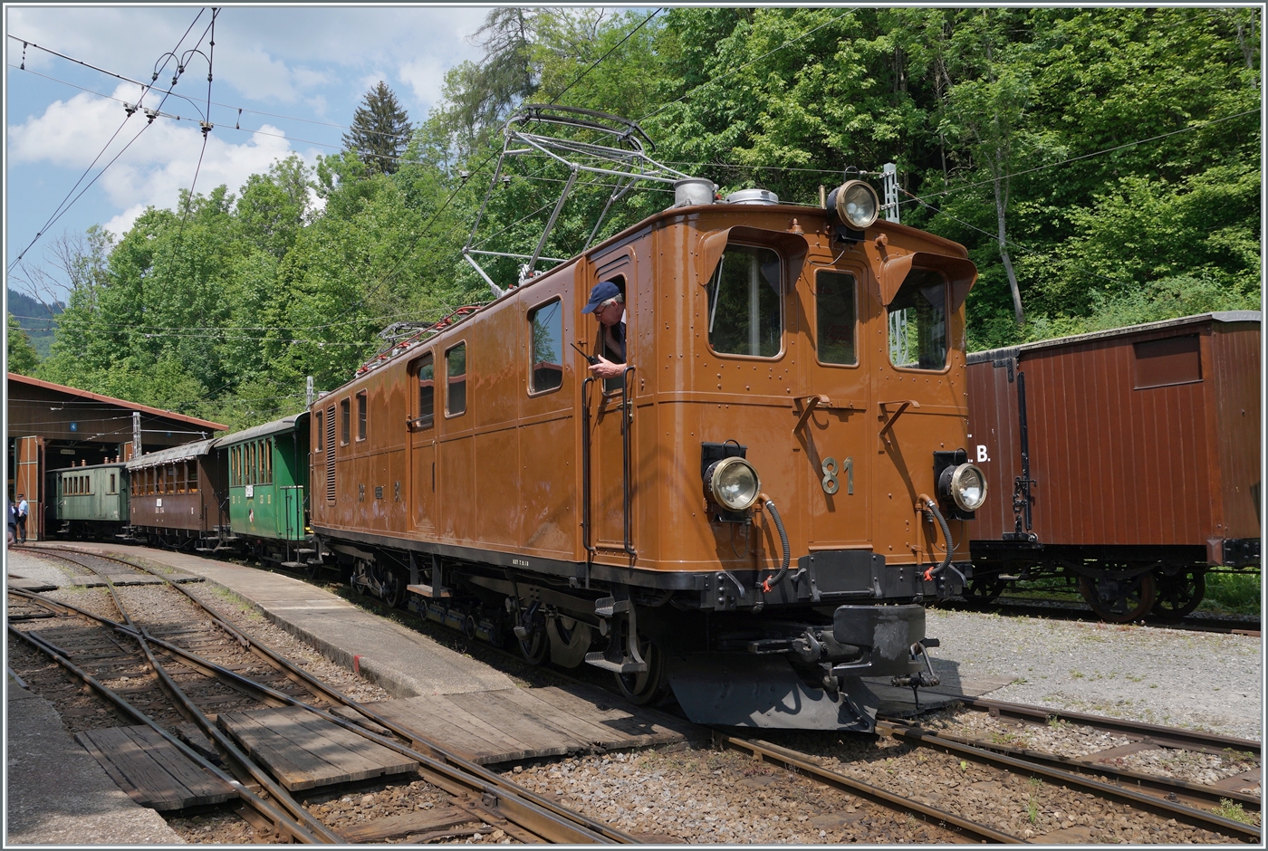 Die Bernina Bahn RhB Ge 4/4 81 der Blonay-Chamby Bahn ranigert in Chaulin einen langen Reisezug.

28. Mai 2023 