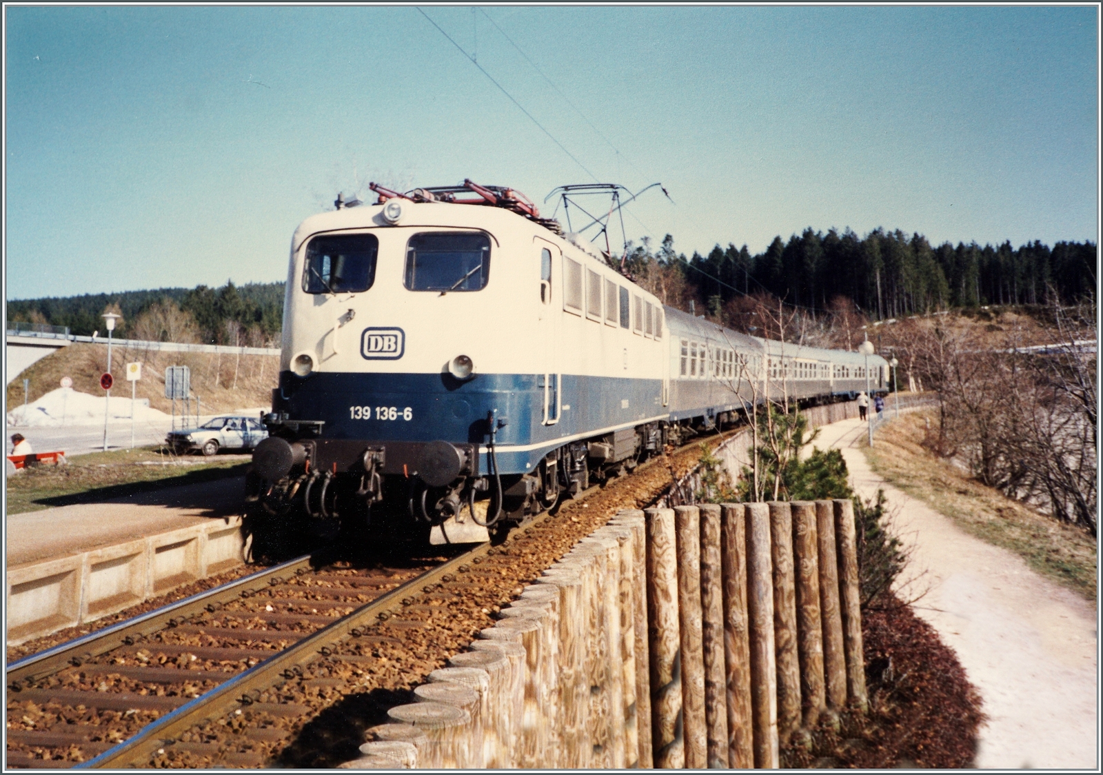 Die DB 139 136- erreicht mit ihrem Nahverkehrszug auf dem Weg von Seebrugg nach Freiburg i.B. den Halt Schluchsee.

Analogbild vom April 1988