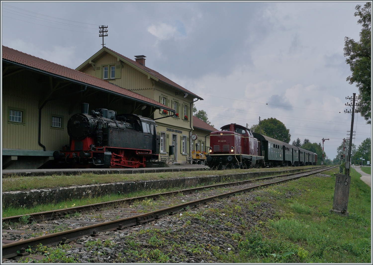 Die Diesellok 211 041-9 (92 80 1211 041-9 D-NeSA) erreicht mit ihrem  Morgenzug  von Weizen kommend den Ziel-Bahnhof Zollhaus Blumberg.

27. Aug. 2022
