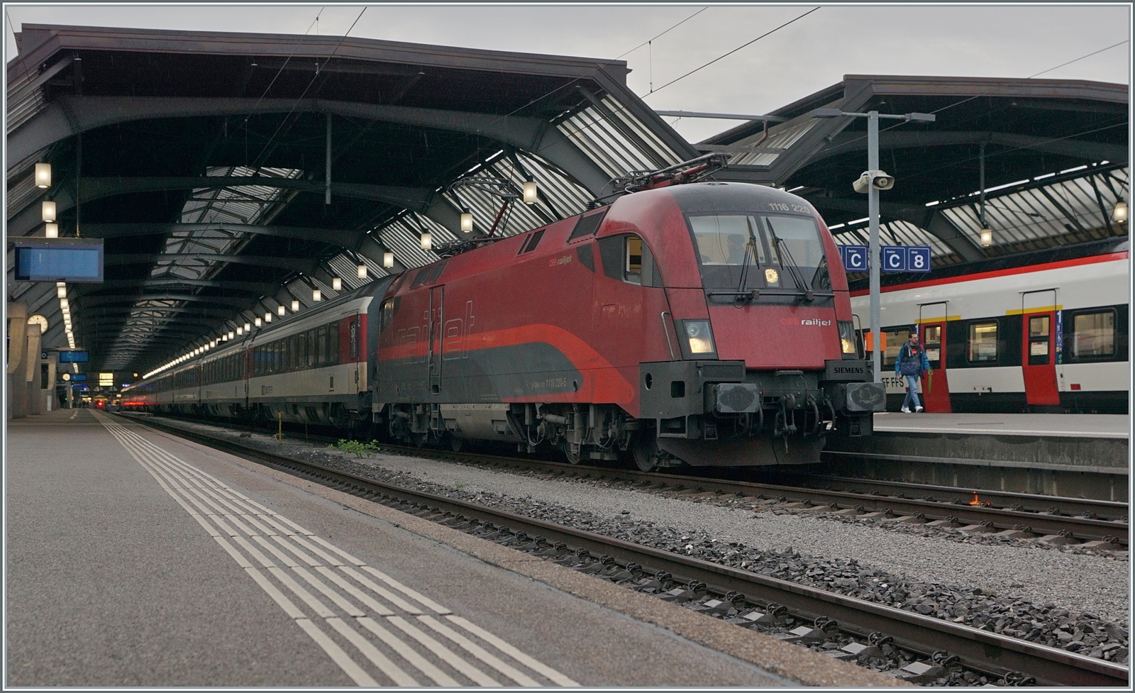 Die ÖBB 1116 220 steht in Zürich mit dem EuroCity  Transalpin  mit der Zugsnummer EC 19793 nach Graz zur Abfahrt bereit. Zwar sind ÖBB Lokomotiven in Zürich HB keine Seltenheit, aber sie kommen jeweils mit RJ-Garnituren nach Zürich. Eine ÖBB 1116 vor SBB Wagen hingegen stellt schon die Ausnahme dar. Der Zug hat infolge Bauarbeiten den ungewohnten Laufweg Zürich (ab 8:33) - Bregenz - München - Salzburg - Schwarzach St. Veit Bischofshofen - Leoben - Graz (an 21:32) und wird somit 12 Stunden und 59 Minuten unterwegs sein. 

19. Okt. 2023