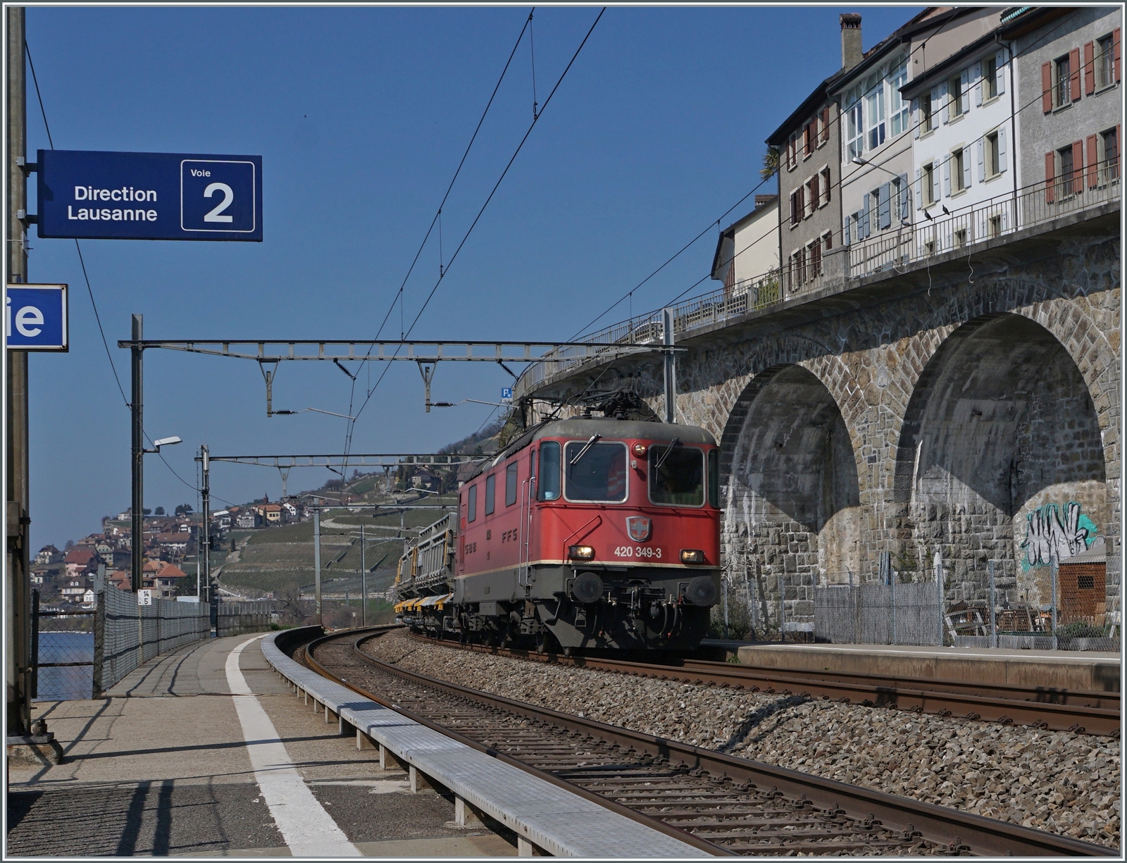Die SBB Re 4/4 II 11349 (Re 420 349-3) ist mit einem Güterzug in Rivazs unterwegs. 

25. März 2022 