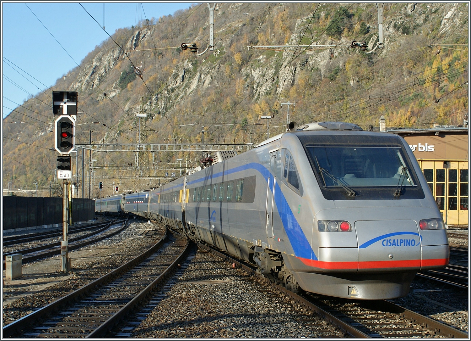 Ein CIS / Cisalpino ETR 470 verlässt Braig in Richtung Genüve. 

8. Nov. 2008