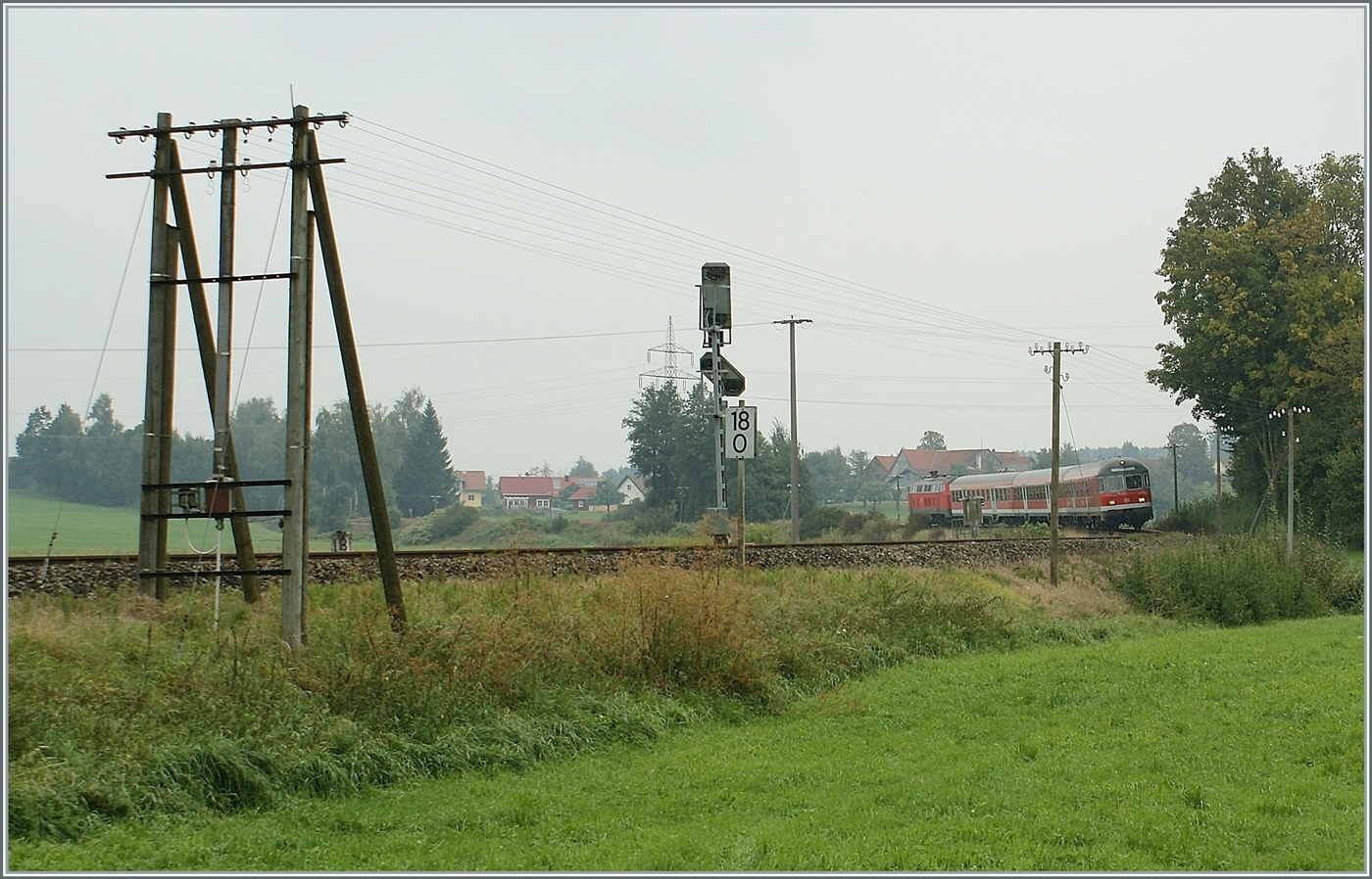 Ein Nahverkehrszug mit einer schiebenden DB 218 nach Lindau Hbf erreicht Hergatz.

11. Sept. 2023