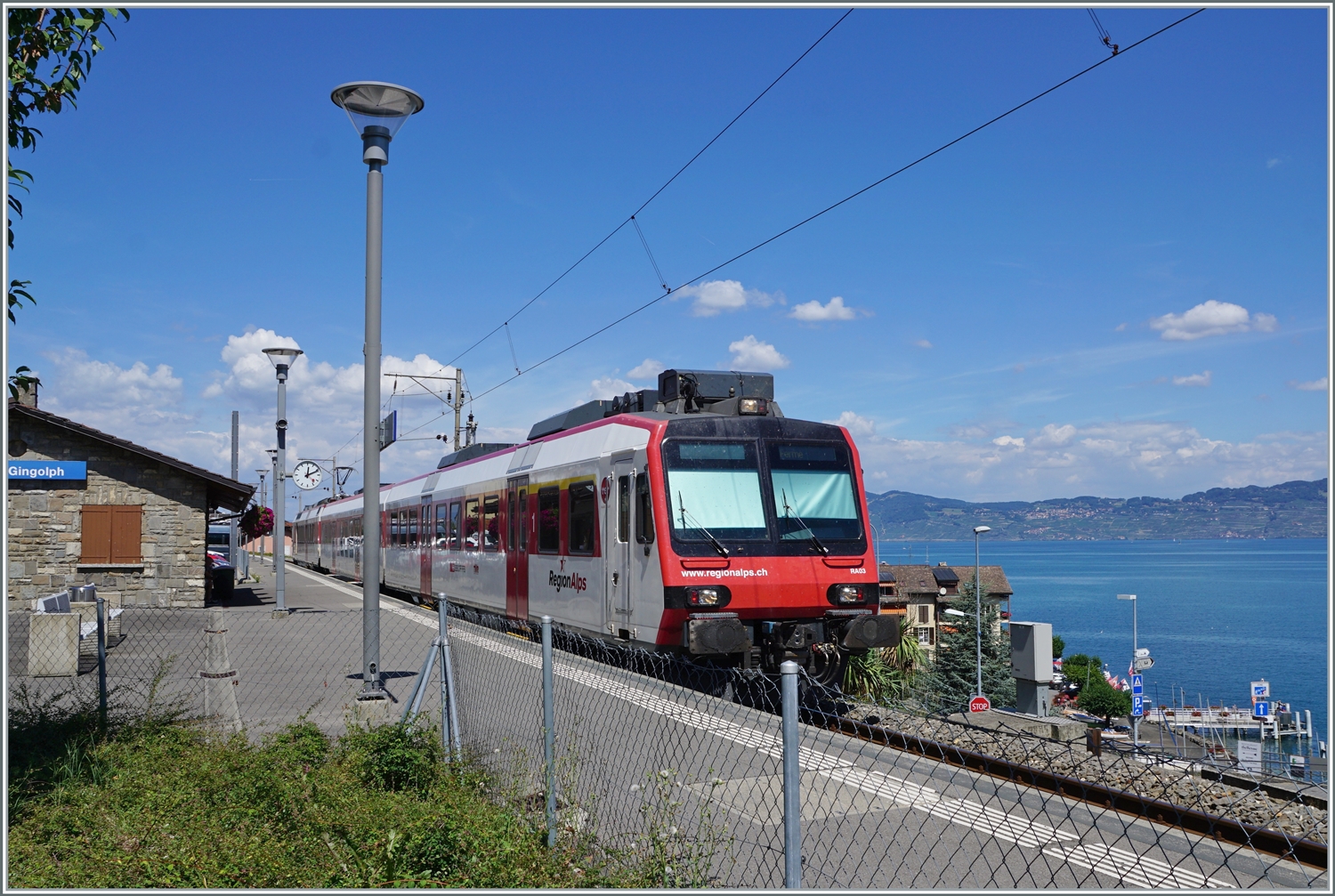 Ein Region Alps RBDe 560  Domino  ist von Brig in St-Gingolph angekommen, wo der Zug auf die Gegenleistung wendet, wobei diese erst in gut einer dreiviertel Stunde statt findet.

30. Juli 2022