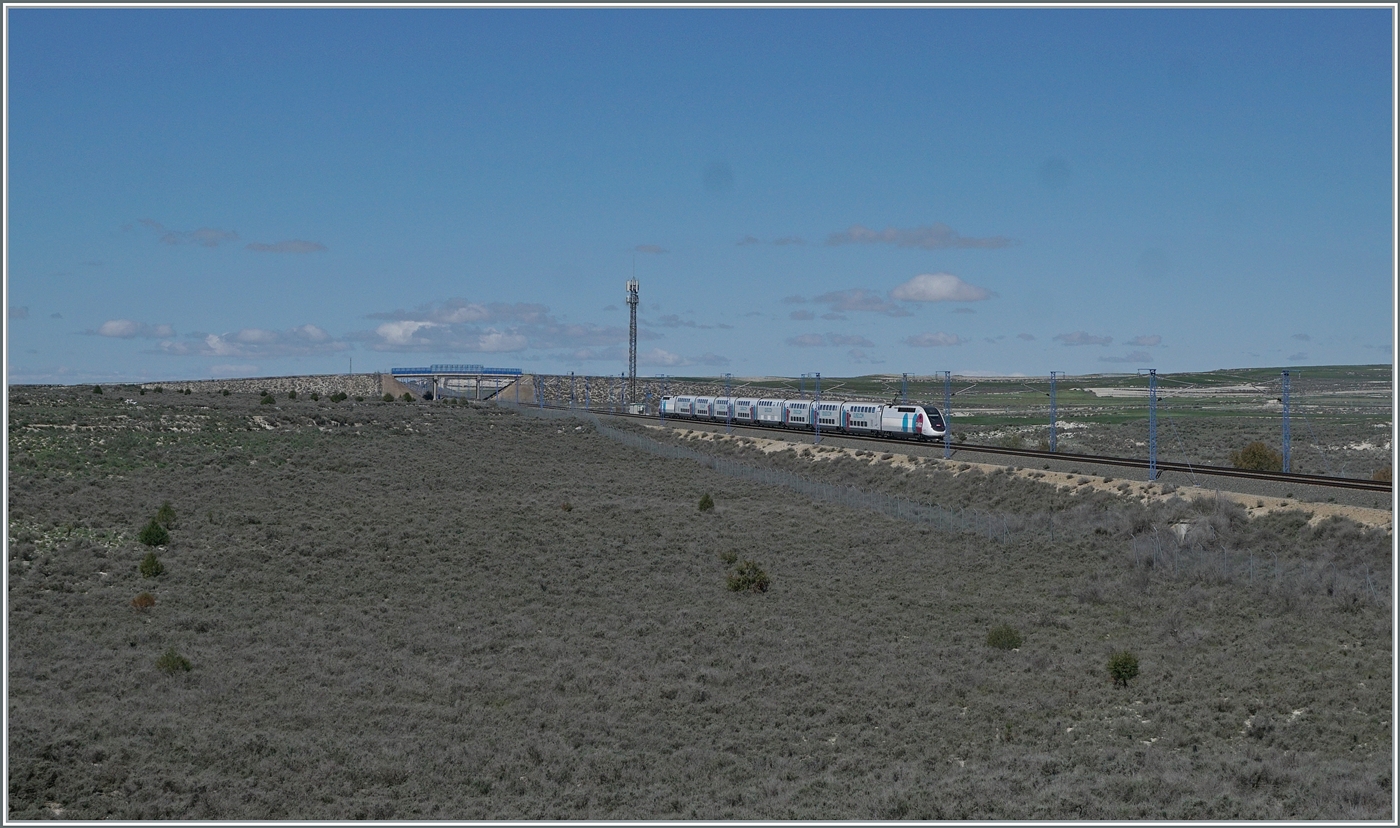 Ein SNCF TGV OUiGO ist bei Bujaraloz auf der Schnellfahrstrecke von Barcelona nach Madrid unterwegs; sehr eindrücklich die weite, trocken Landschaft. 

18. April 2024 