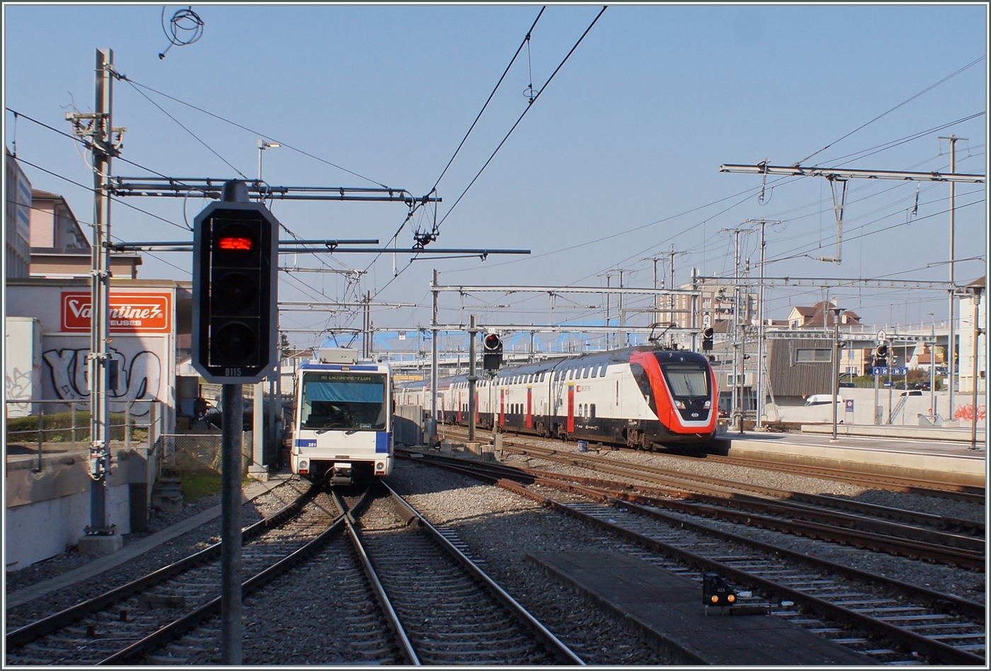 Ein TSOL Bem 550 und ein SBB RABe 502  Twindexx  verlassen Renens VD. Künftig soll der westlich von Lausanne gelegene Bahnhof vermehrt Umsteigeverkehr vom überlasteten Bahnhof Lausanne übernehmen. 

9. Feb. 2023