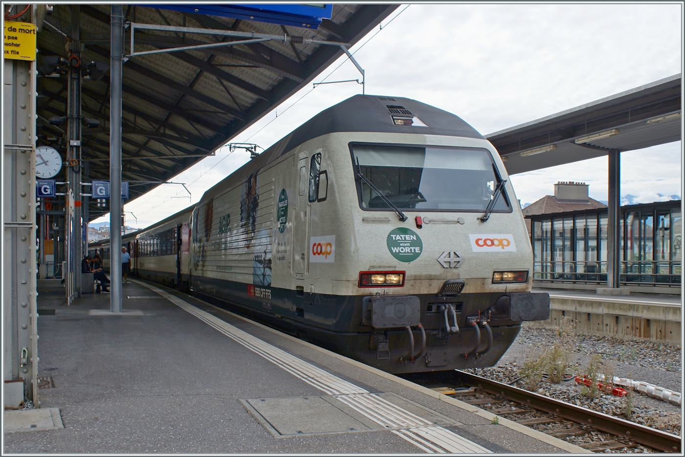 Fotografisch unvorteilhaft zeigt sich die SBB Re 460 041  coop  mit ihrem IR90 nach Genève Aéroport in Lausanne.

8. Aug. 2023