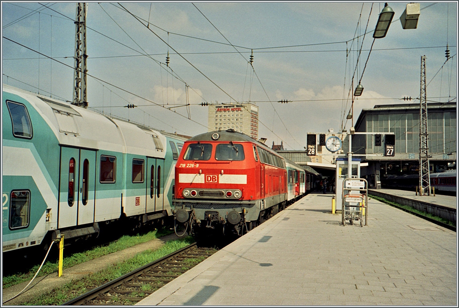 Mitten zwischen  Mintlingen  wartet die DB 218 226-9 in München auf die Abfahrt. Das war eigentlich ein schön bunte Zeit, auch wenn die Pflege der hellen Wagen recht aufwändig war. 

ein Analogbild vom 4. Mai 2001