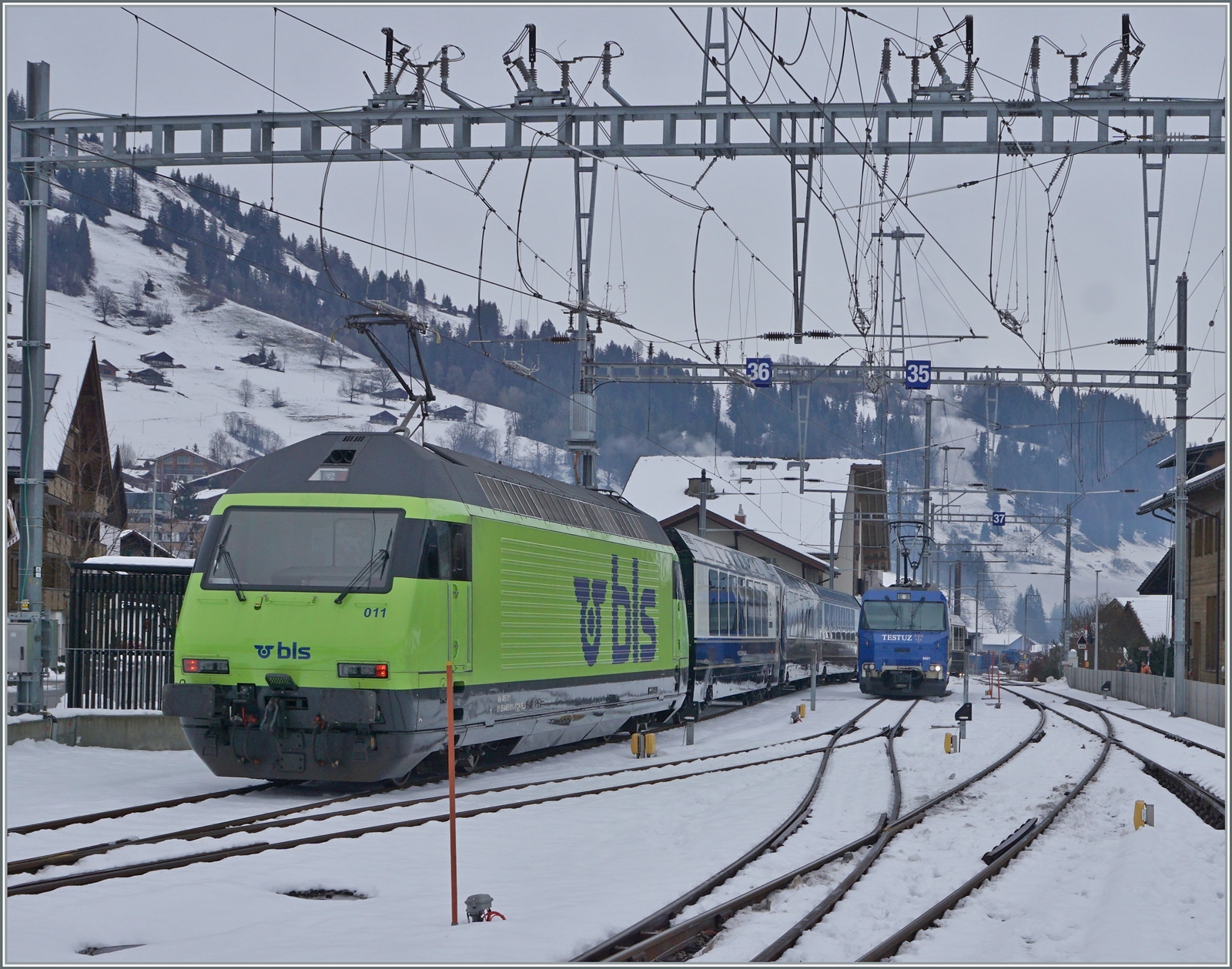 Spurwechsel in Zweisimmen: die BLS Re 465 011 verlässt mit dem GPX 4065 Zweisimmen in Richtung Interlaken. Im Hintergrund steht die MOB Ge 4/4 8001 welche den Zug von Montreux nach Zweisimmen brachte.

15. Dezember 2022
