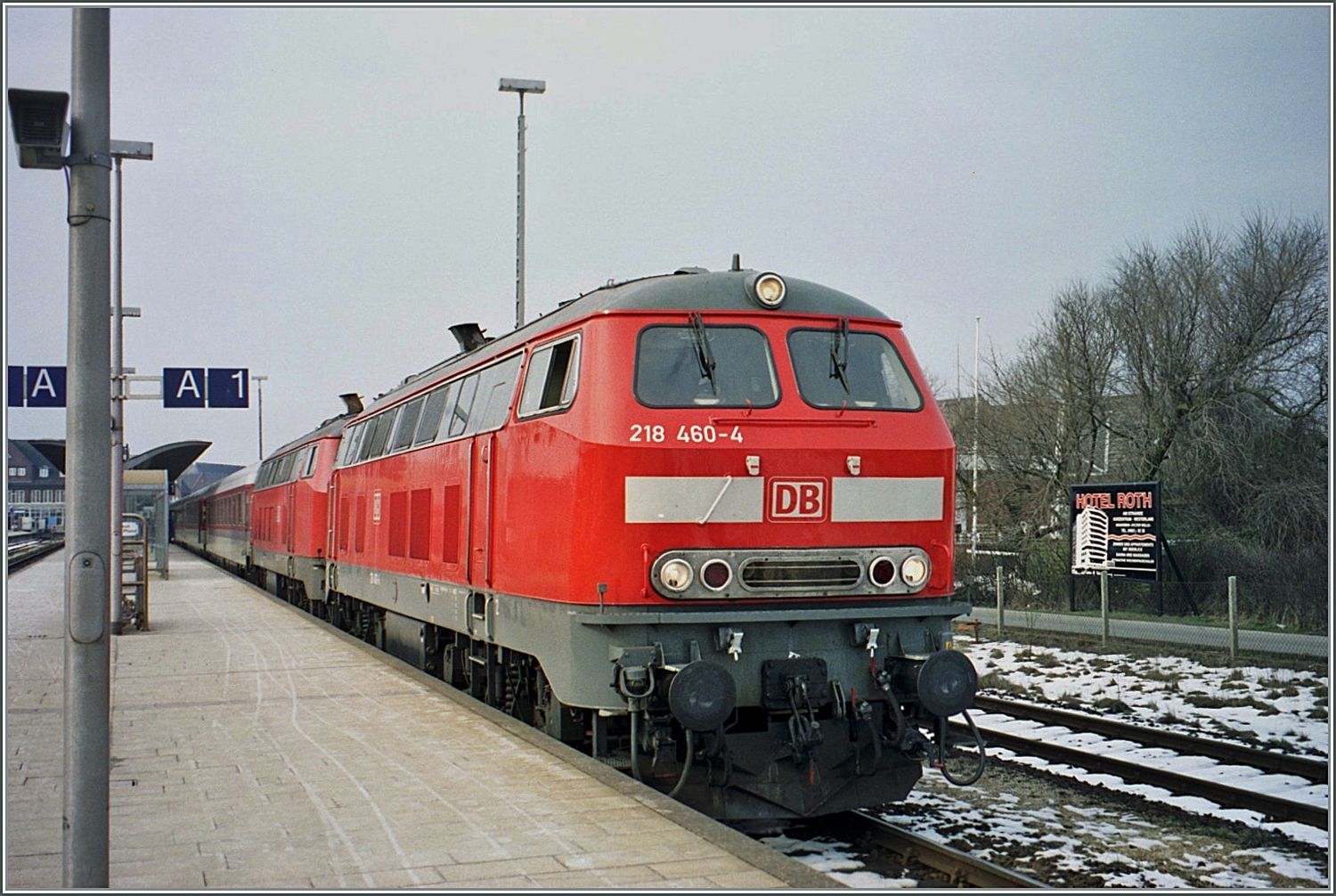 Zwei DB 218 mit der 218 460-4 an der Spitze warten mit ihrem IC in Westerland (Sylt) auf die Abfahrt.

Analogbild vom März 2001 