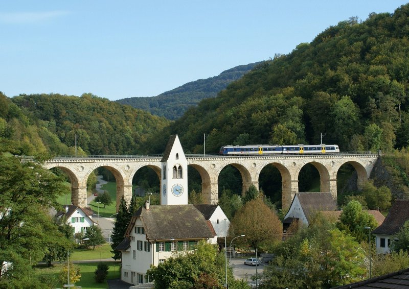 Ein NPZ auf dem fotogenen R�mlinger Viadukt auf derStrecken Sissach