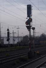 Bahntechnische Anlagen (Signale, etc.) Lichtisgnale R32 und R30 in Neuwied
21.11.2009 
(das diesige im Bild ist der Nieselregen)