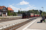 Mit dem einzigen dampfbespannten Planzug des Tages von Nordhausen Nord nach Drei Annen Hohne wurde 99 7245-6 bei der Einfahrt in den Bahnhof Benneckenstein am 18.08.16 bildlich festgehalten.