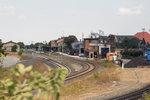 Einen Ort, wo moderne und historische Eisenbahn zusammenfinden und stellt der Bahnhof Wernigerode dar, dem am 19.08.16 ein Blick von einem etwas weiter entfernten Aussichtspunkt aus gewidmet wurde. An Dampfloks sind 99 5902 im Lokschuppen und 99 7235-7 auf dem Bereitschaftsgleis links davon auszumachen.