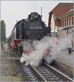 Frisch versorgt, wartet die 99 2123-0 mit ihrem Zug nach Bad Doberan auf die Abfahrt.