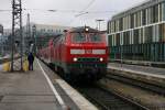 Mit ihrem Doppelstockzug nach Mhldorf steht 218 403-4 am 20.10.11 abfahrbereit in Mnchen Hbf.