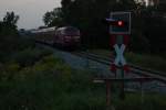 3 rote Leuchten kennzeichnen den Nachschuß auf die Mühldorfer 218 400-0, die im letzten Licht des 06.09.14 mit ihrem Doppelstockzug nach München Hbf am Posten Dürnberg unterwegs