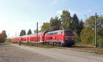 218 416-6 ist am 03.10.14 in Poing mit ihrem Doppelstockzug unterwegs nach Mühldorf. Ein Vater bestaunt mit seinem kleinen Sohn die laute Eisenbahn.