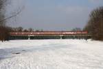 Der Valentinstag 2013 (14.02.13) war einer der ganz seltenen sonnigen Tagen im damaligen Winter. So wurde dies ausgenutzt für einen Fotospaziergang an der Isar. 218 465-3 überquert gerade eine Eisenbahnbrücke in Richtung München Ostbahnhof.