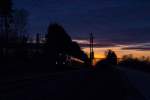 Glühender Abendhimmel war am 05.02.16 die Entschädigung für tagelang-übles Wetter. Die letzten Minuten des Sonnenunterganges wurden somit am Rande Poings genutzt, um eine 218 mit ihrem 4-wagigen Dosto-Zug von München nach Mühldorf zu fotografieren.
