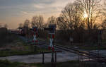 Ein ungewöhnlich warmer 31. März neigt sich dem Abend zu, als eine 218 mit ihrem Doppelstockzug von München Hbf nach Mühldorf den Posten Dürnberg passiert. (31.03.17)