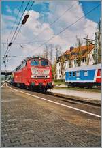 Die DB 218 400-0 und die bunte DB 218 418-2 erreichen mit ihrem EC von München Lindau HBF.