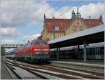 br-218-v-164/831575/die-db-218-421-6-und-eine Die DB 218 421-6 und eine weitere erreichen mit ihrem EC von München nach Zürich den Hauptbahnhof von Lindau, wo eine SBB Re 4/4 II den Zug übernehmen wird. 

24. Sept. 2018  