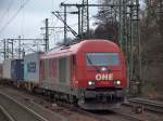 Der OHE ER 20  270082  92 80 1223 103-3 D-OHE fuhr mit einem langen Containerzug am 15.1 durch den Harburger Bahnhof.
