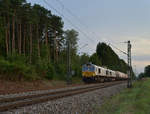 Wenig Mühe hatte am Abend des 18.07.17 bei KM 18.0 die 077 018-5 mit einem 8-wagigen Güterzug und 077 036-7 im Schlepp. Die Fuhre nach Mühldorf wurde am Ortsrand von Poing fotografiert.