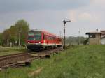 Der 628 567 als RB nach Waldkraiburg am 26.04.2011 bei der Durchfahrt in Tling.